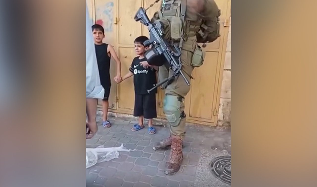 Soykırımcı İsrail askerleri 2 masum çocuğu gözaltına aldı!