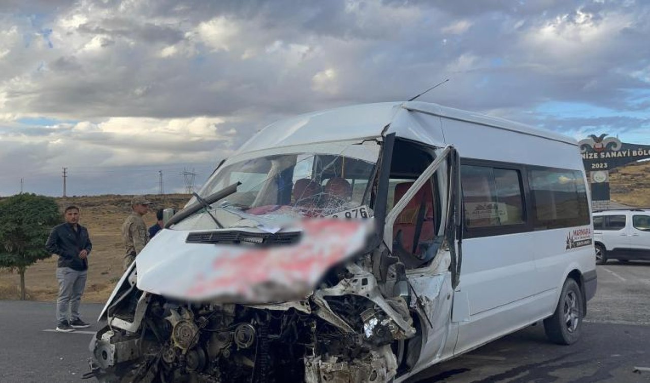 Öğrenci servisi ile tır çarpıştı: 14 yaralı