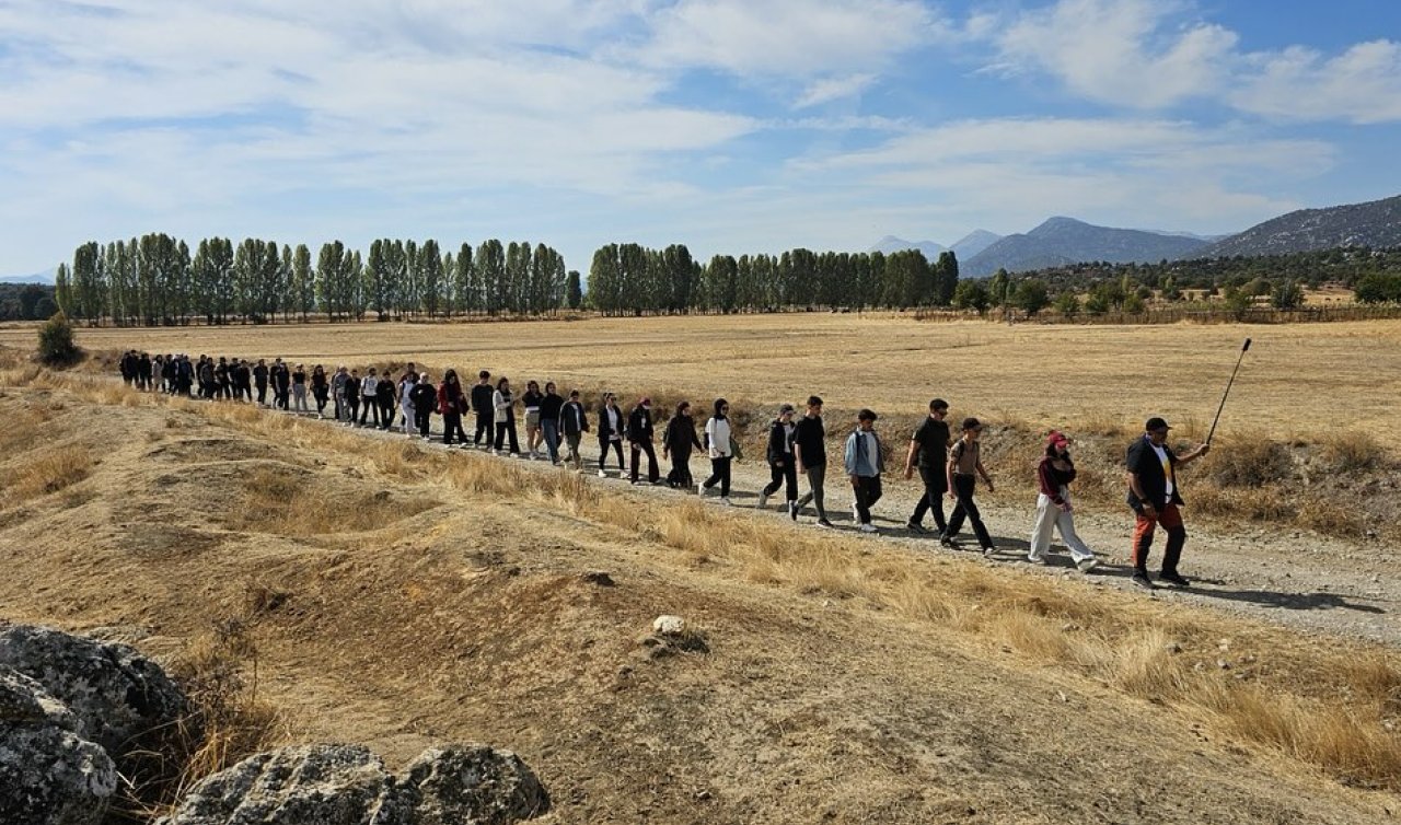 Beyşehir Belediyesi’nden yeni öğrencilere doğa yürüyüşü sürprizi