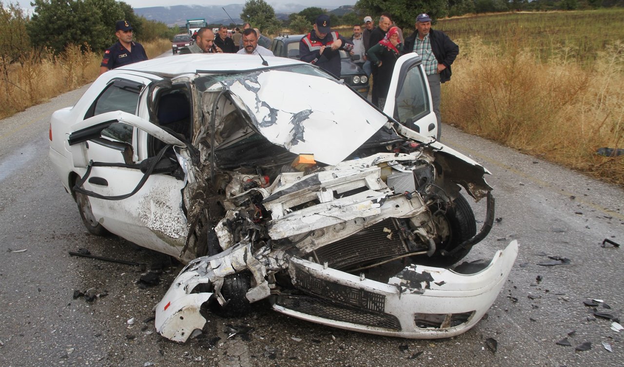 Otomobil ile kamyonet kafa kafaya çarpıştı: 1 ölü 2 yaralı