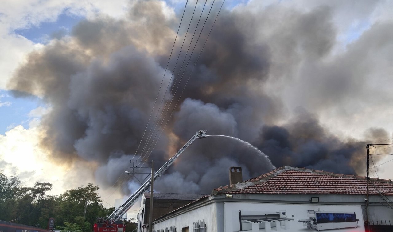 İzmir’de depo yangını: Ekipler olay yerinde