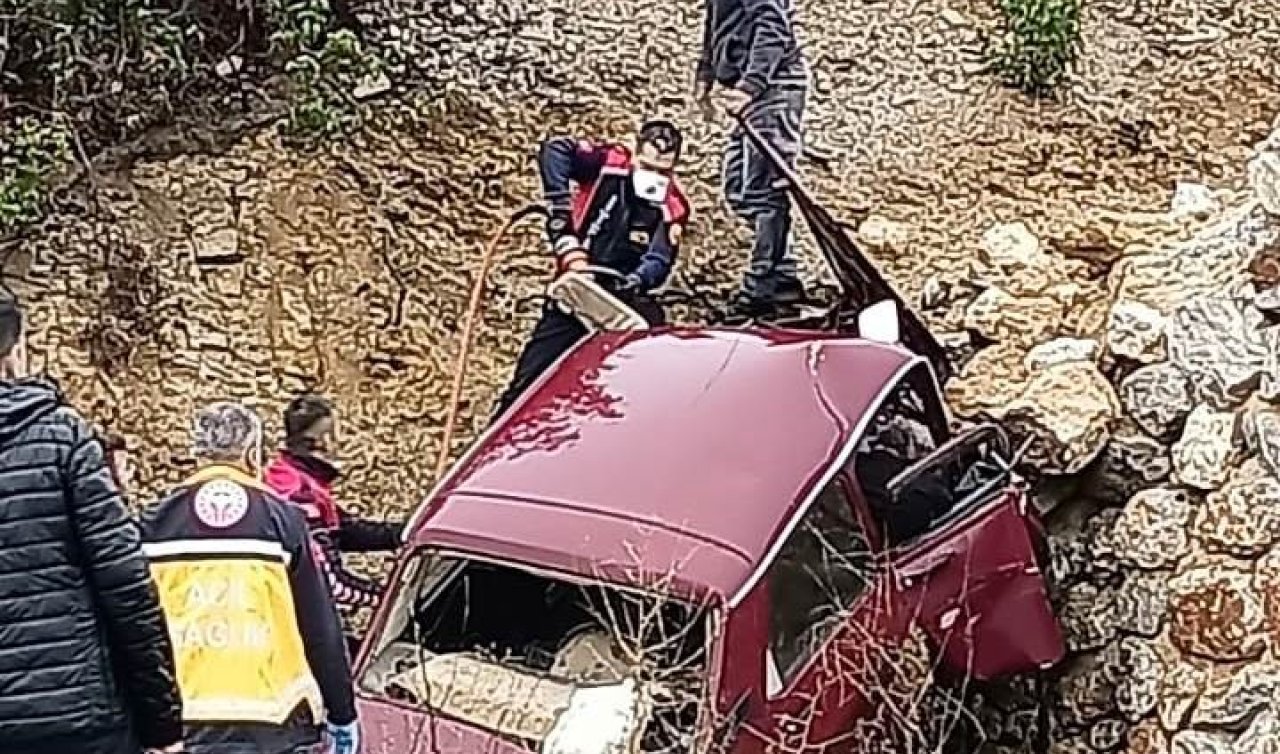 Kayganlaşan yolda otomobil istinat duvarına çarptı: Karı koca hayatını kaybetti