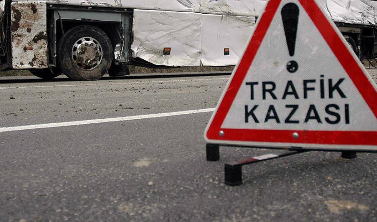 Kamyonet ile otomobil çarpıştı: 8 yaralı