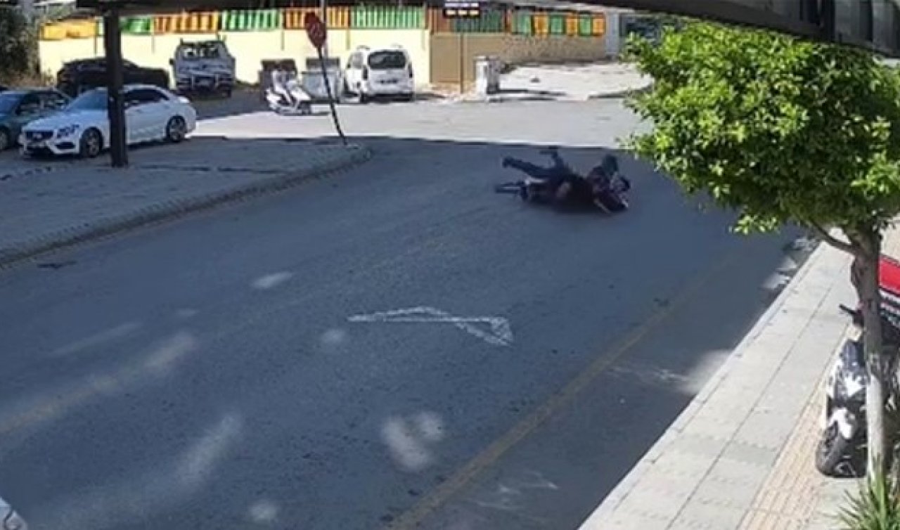  4 kişinin olduğu motosiklete araç çarptı