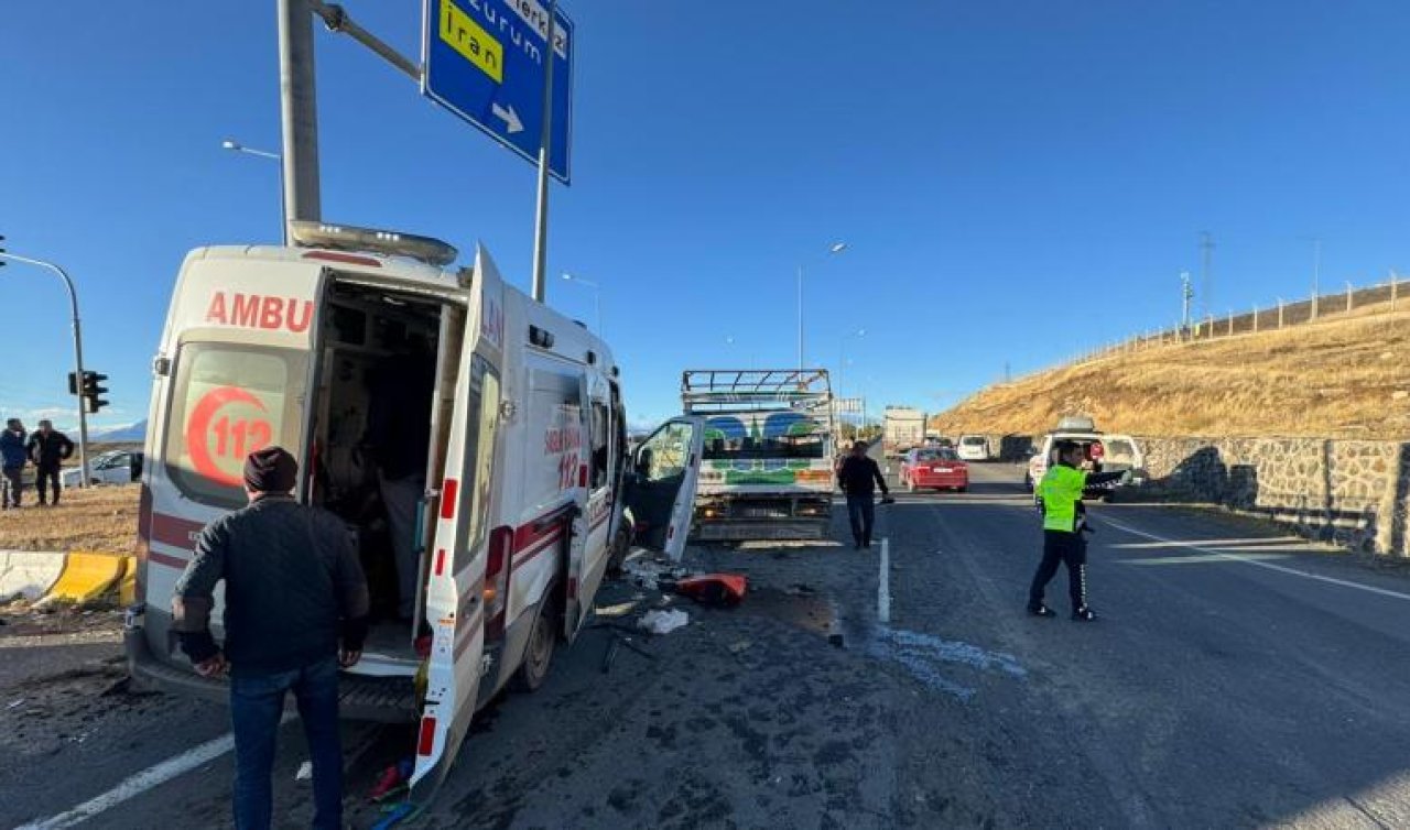 Ambulans ile kamyonet çarpıştı: 7 yaralı