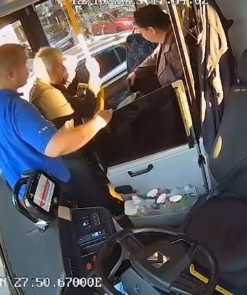 Otobüs şoförü nefesi kesilen emekli öğretmeni kurtardı