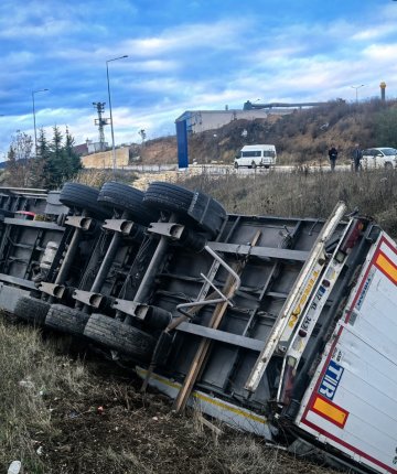  Sunta yüklü tır devrildi: 1 yaralı
