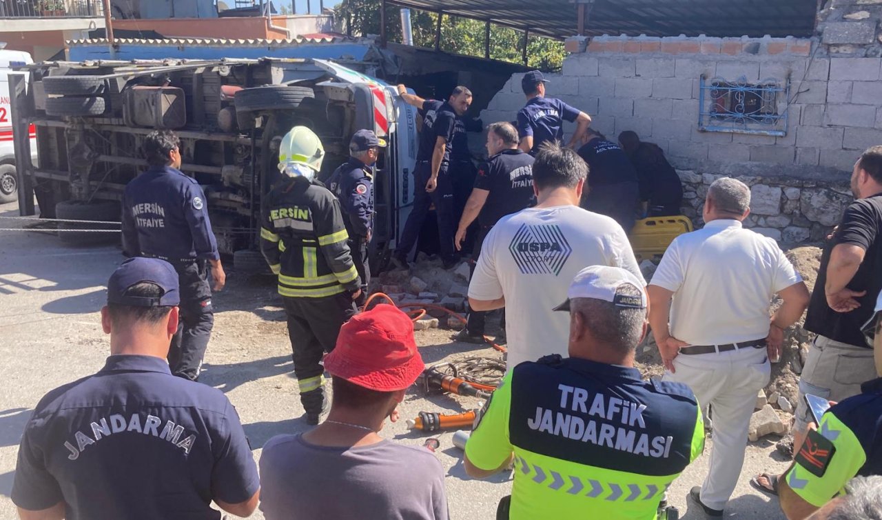 Kamyonet 2 evin arasındaki depoya girdi: 2 yaralı