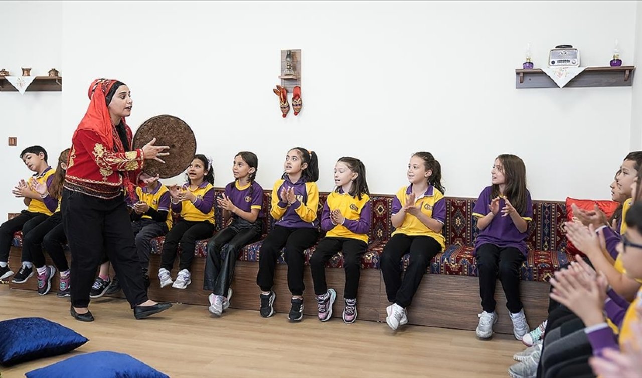 Kadın meddah okul okul gezerek geleneği yaşatıyor