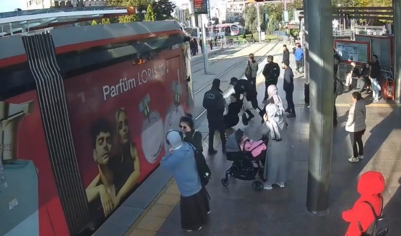 Güvenlik görevlisi genç kızı tramvayın altında kalmaktan son anda kurtardı: O anlar kameraya yansıdı