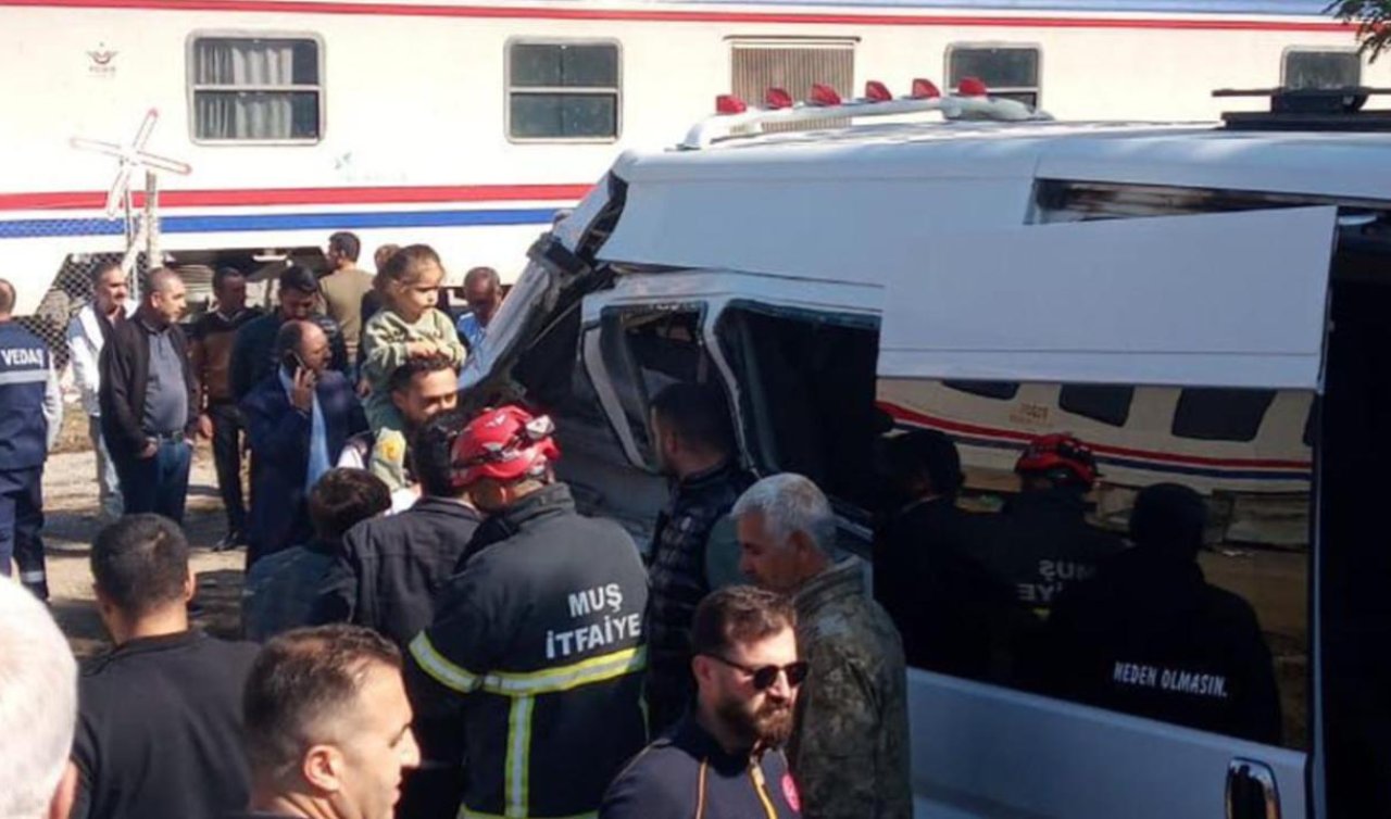 Yolcu treni servis minibüsüne çarptı: 17 öğrenci yaralandı