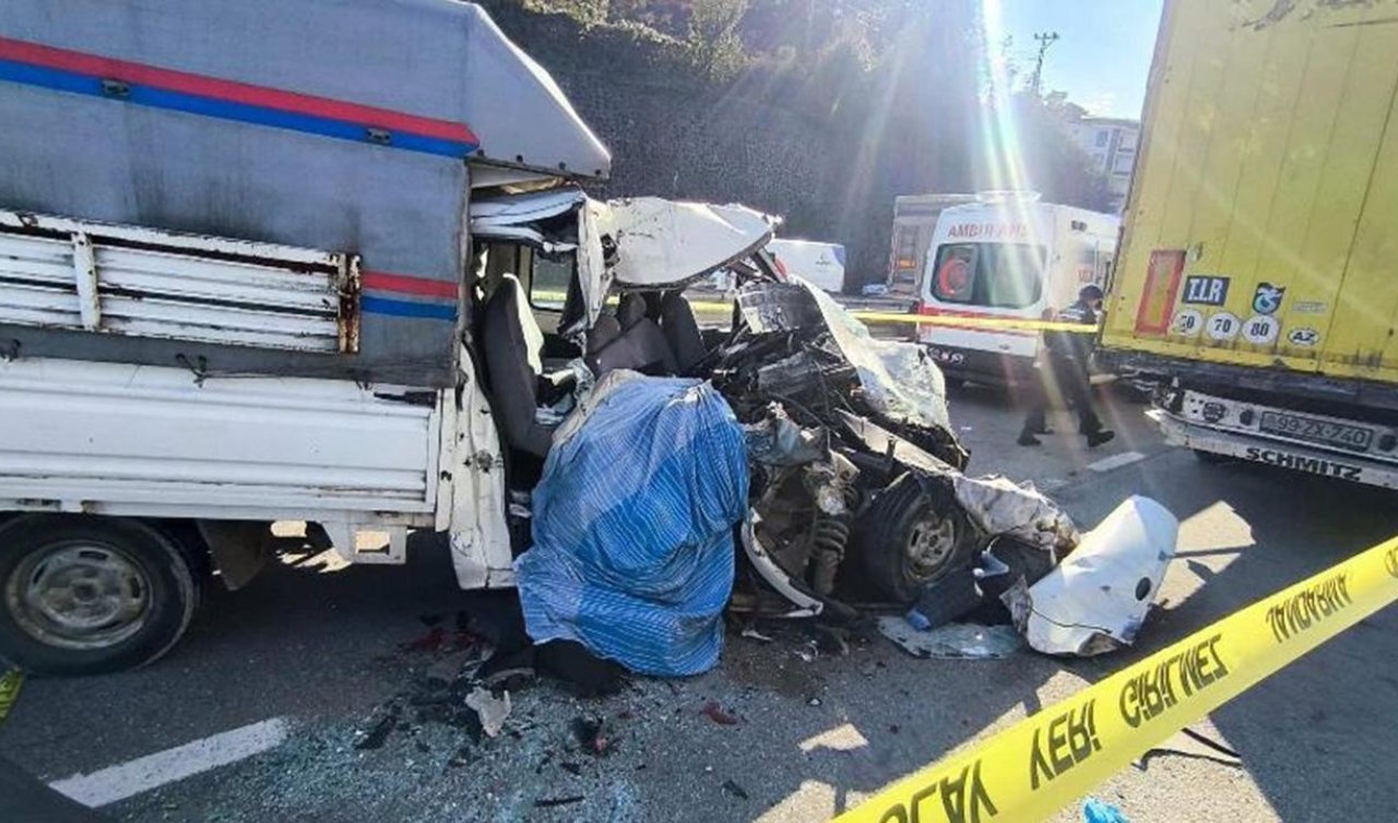 Park halindeki tıra çarpan kamyonet hurdaya döndü: 1 ölü 1 yaralı