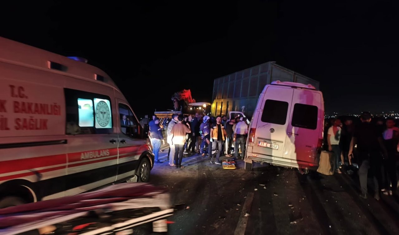 İşçileri taşıyan servis minibüsü traktörün römorkuna çarptı: 14 Yaralı