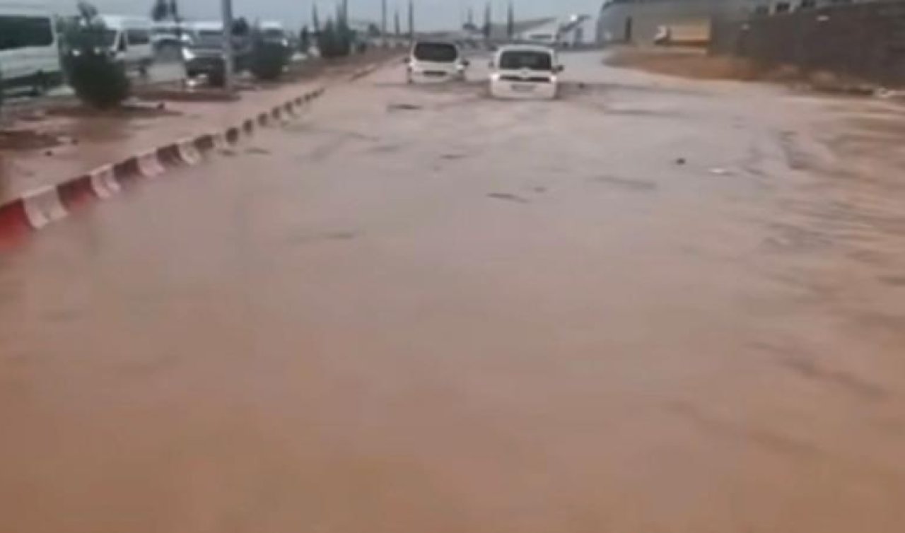 Yollar göle döndü: Araçlar suya gömüldü! 