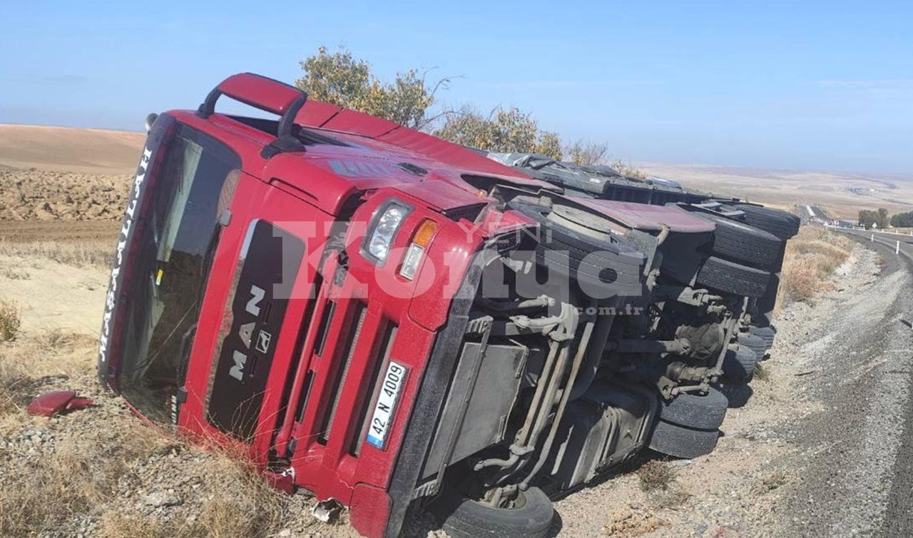 Kulu kavşağında kaza! Tır kontrolden çıkıp devrildi