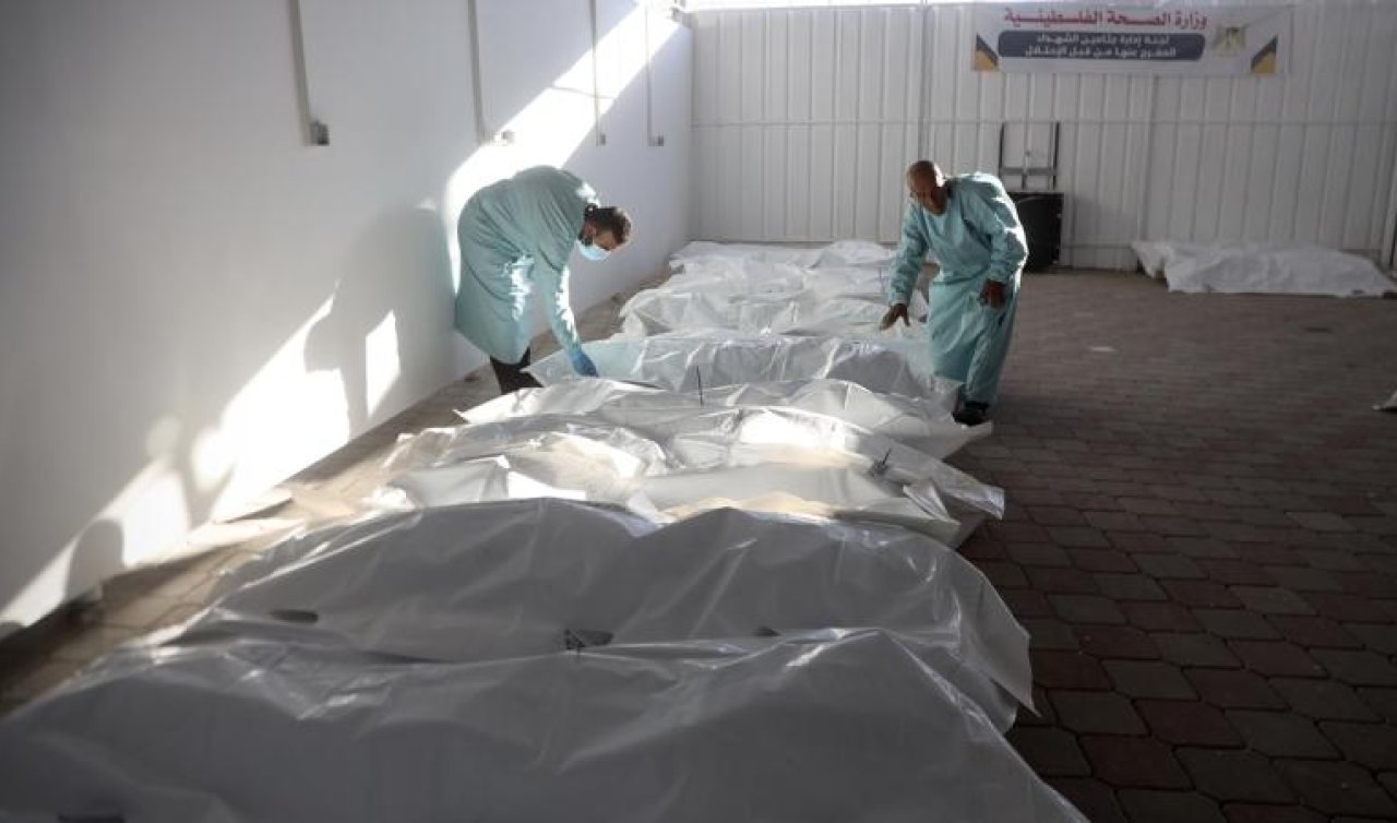 Katil İsrail tarafından alıkonulan 30 Filistinlinin naaşı Han Yunus’taki Nasır Hastanesi’ne ulaştı