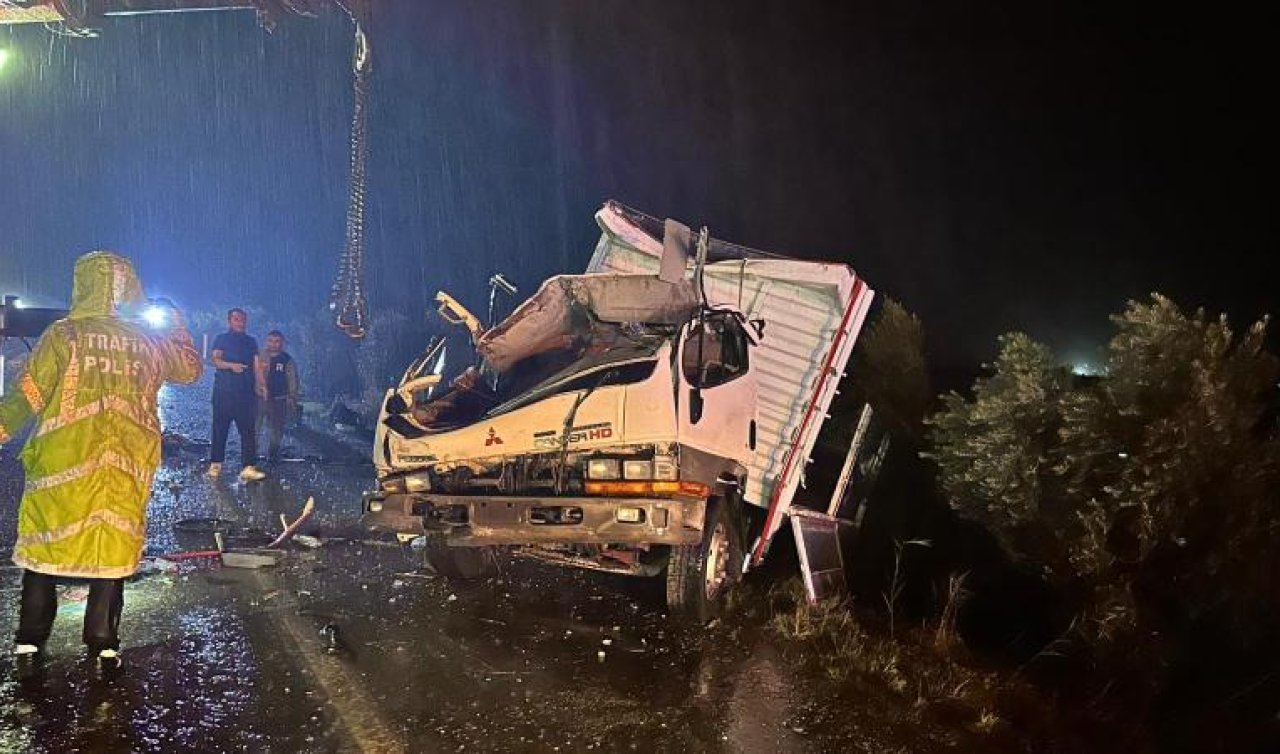 Kamyonet ile otomobil çarpıştı: 2 ölü 3 yaralı