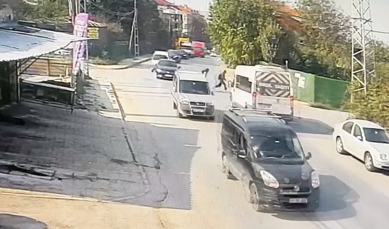 Hızla giden servis minibüsünün çocuğa çarptığı anlar kamerada