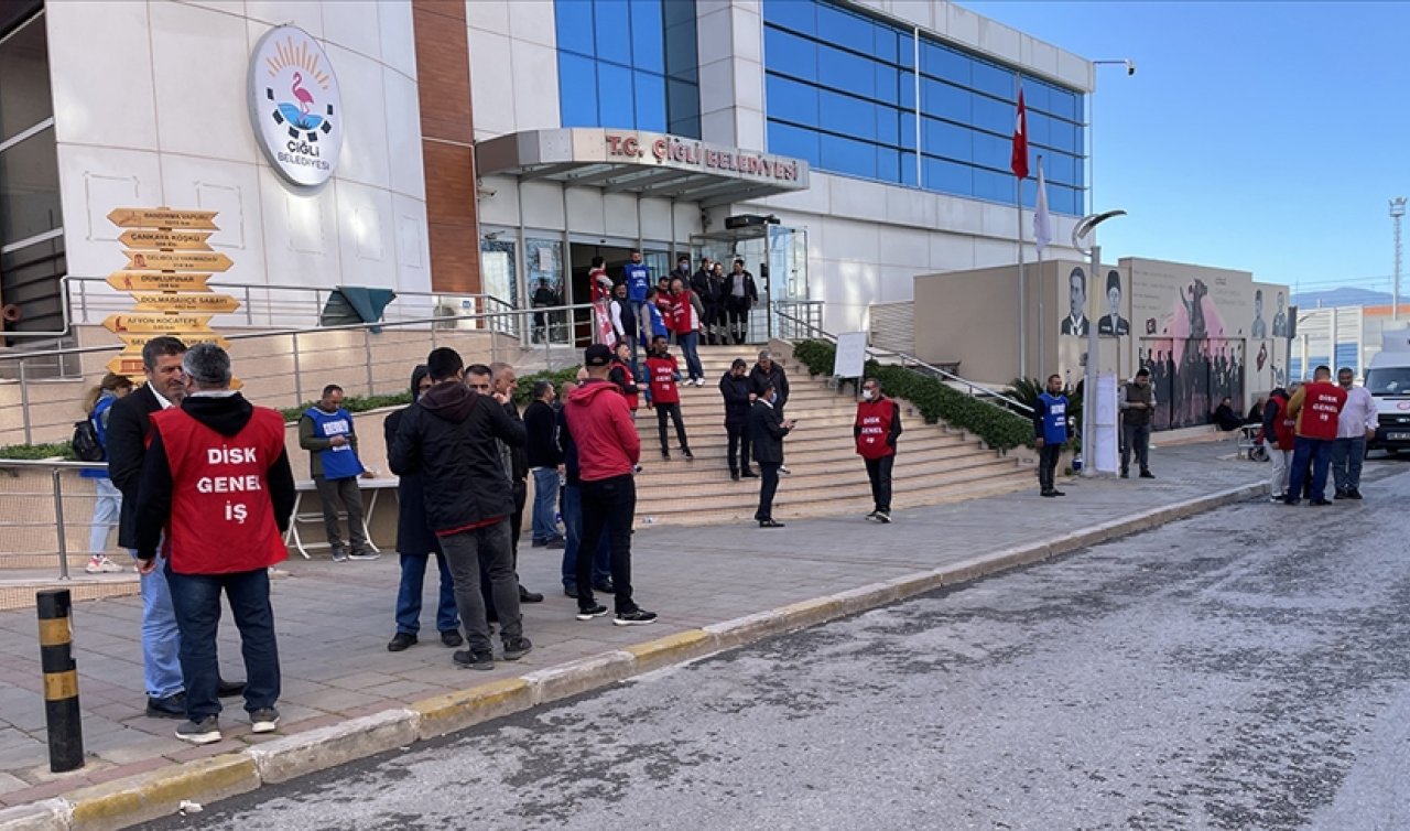 İzmir’de Çiğli Belediyesi memurlarından iş bırakma eylemi