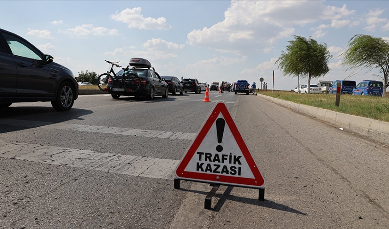 Düğün dönüşü bariyerlere çarpan genç sürücü hayatını kaybetti