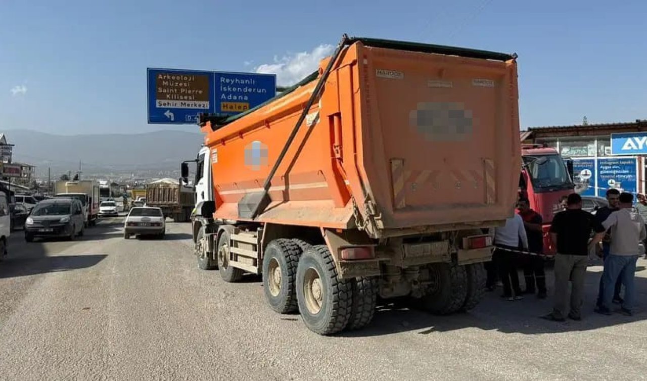 Yolun karşısına geçerken kamyonun altında ezilen 71 yaşındaki adam öldü