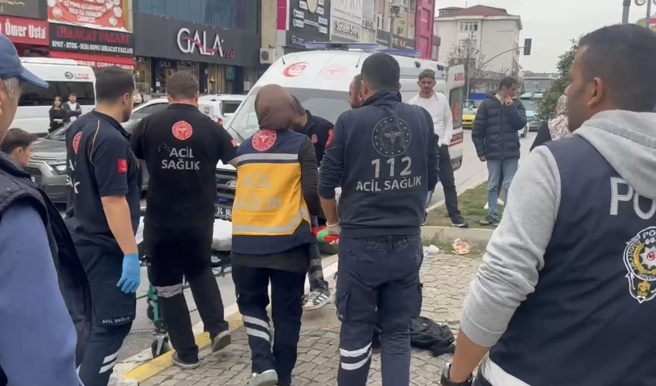 Yolun karşısına geçmeye çalışan 2 kardeşe otomobil çarptı!