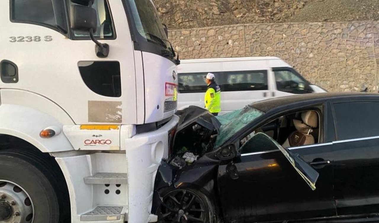 Yakıt tankeri ile otomobil çarpıştı: 2 ölü