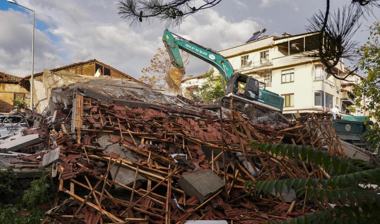 Balıkesir’deki depremde yıkılan binaların enkazı kaldırılıyor