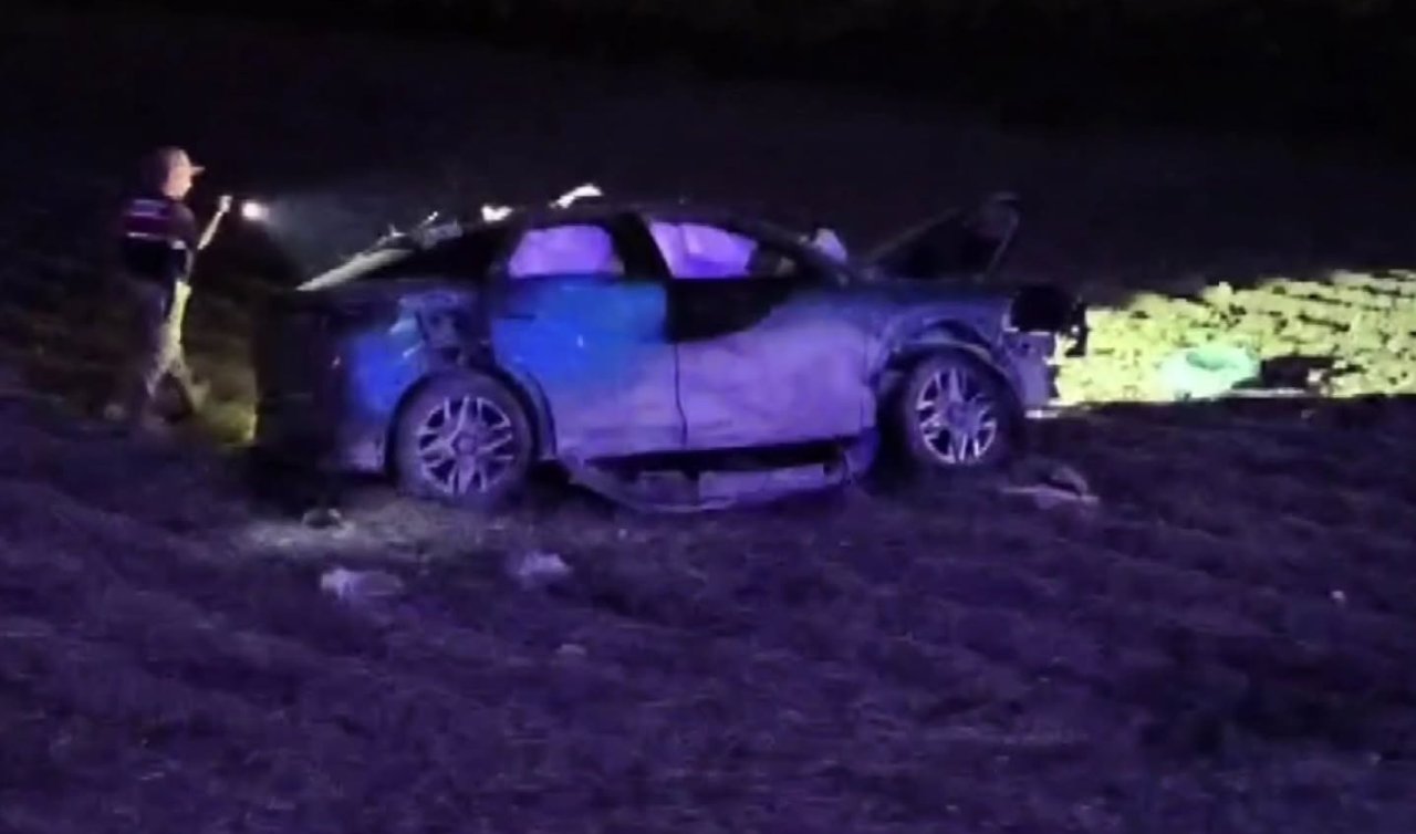 Lastiği patlayan otomobil takla atarak tarlaya girdi: 1 ölü 2 yaralı