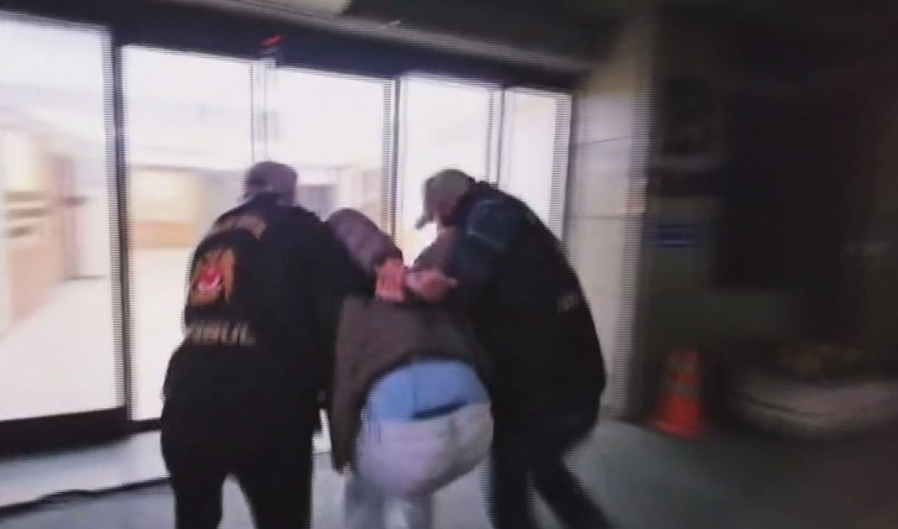 Kadının boynuna tasma takıp gezdirdi! 2 kişi tutuklandı