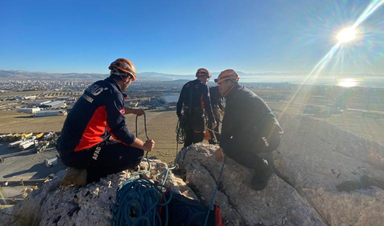Kayalıklarda mahsur kalan kişiyi AFAD ekipleri kurtardı