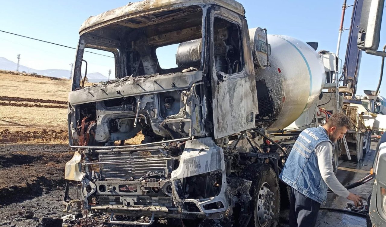 Seyir halindeki beton mikseri yandı