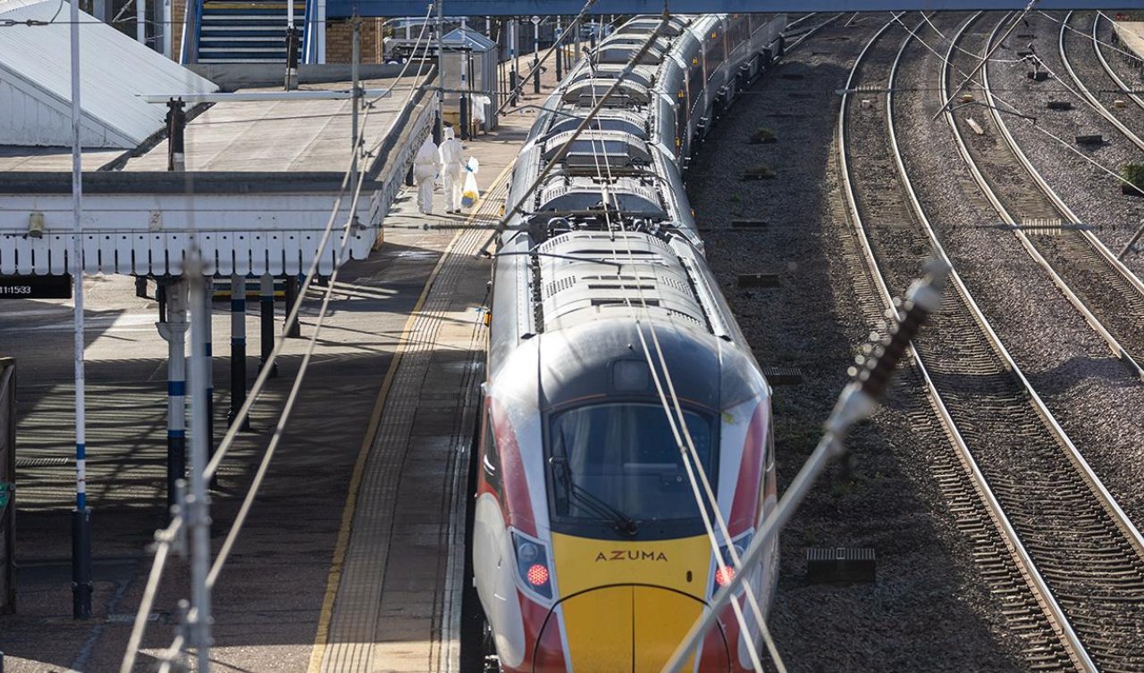 Trende bıçaklı saldırı! 9’u ağır 10 kişi yaralandı