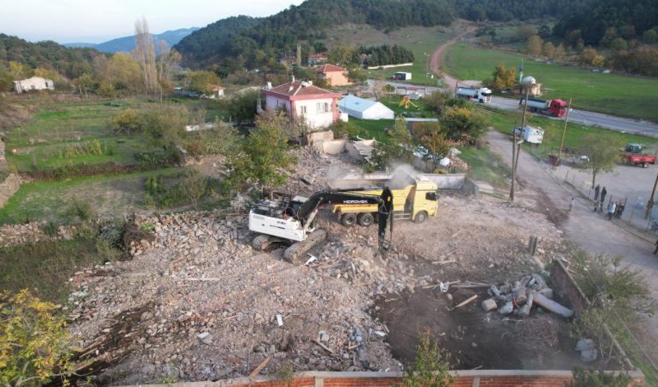 Depremin ardından Sındırgı’da ağır hasarlı binaların yıkımı sürüyor