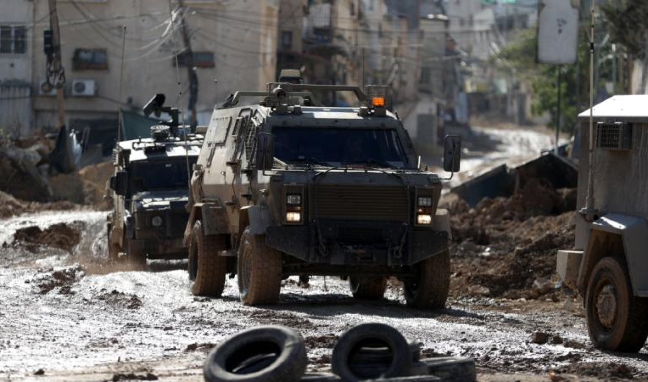 İşgalci İsrail ordusu Ramallah’ta bir Filistinliyi yaraladıktan sonra gözaltına aldı