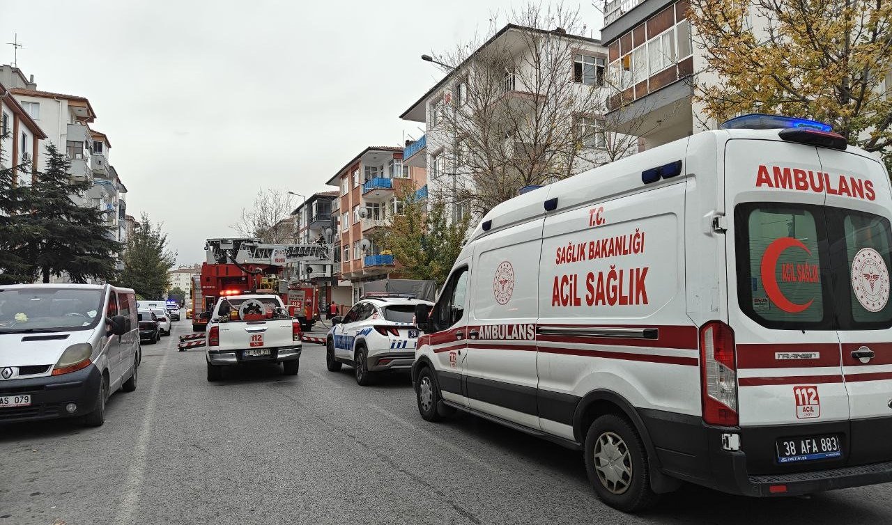 Kendini kilitlediği evini ateşe verdi