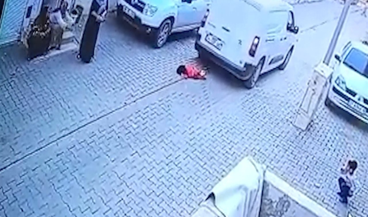 Kargo aracının altında kalan çocuk hayatını kaybetti; kaza kamerada
