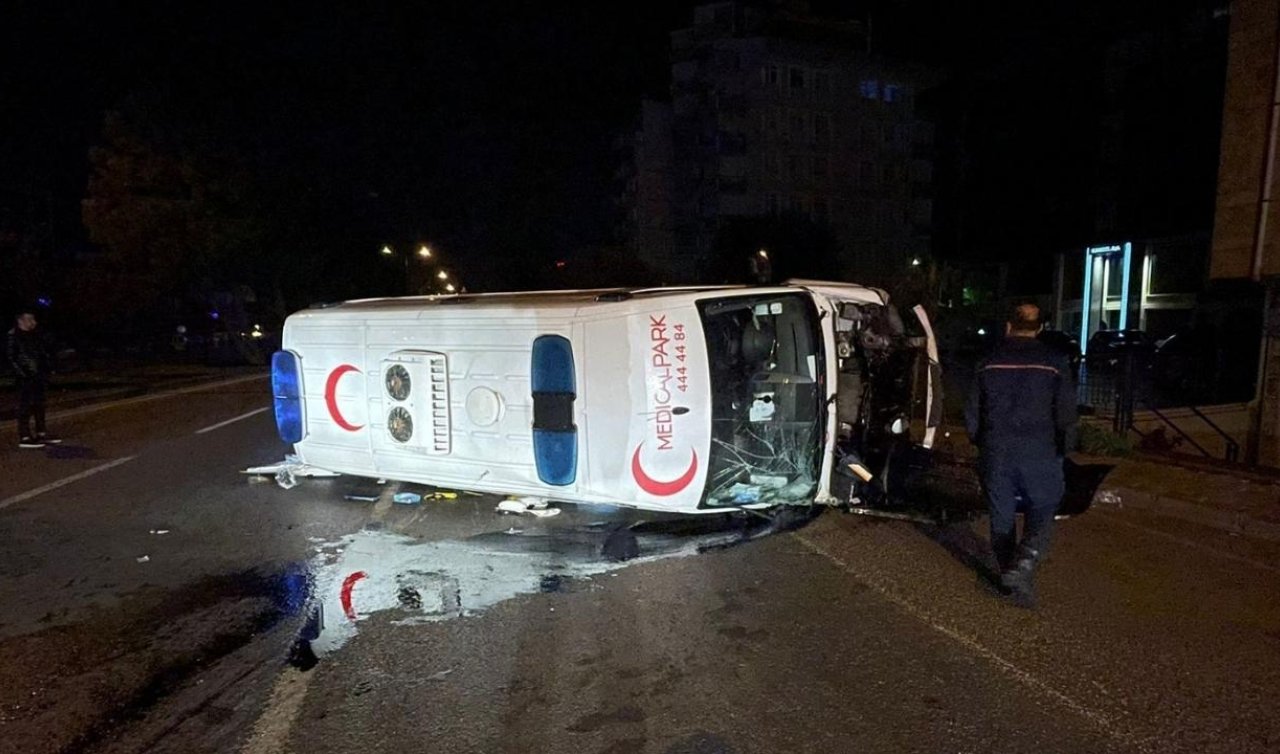 Otomobil ile çarpışan ambulanstaki 5 kişi yaralandı