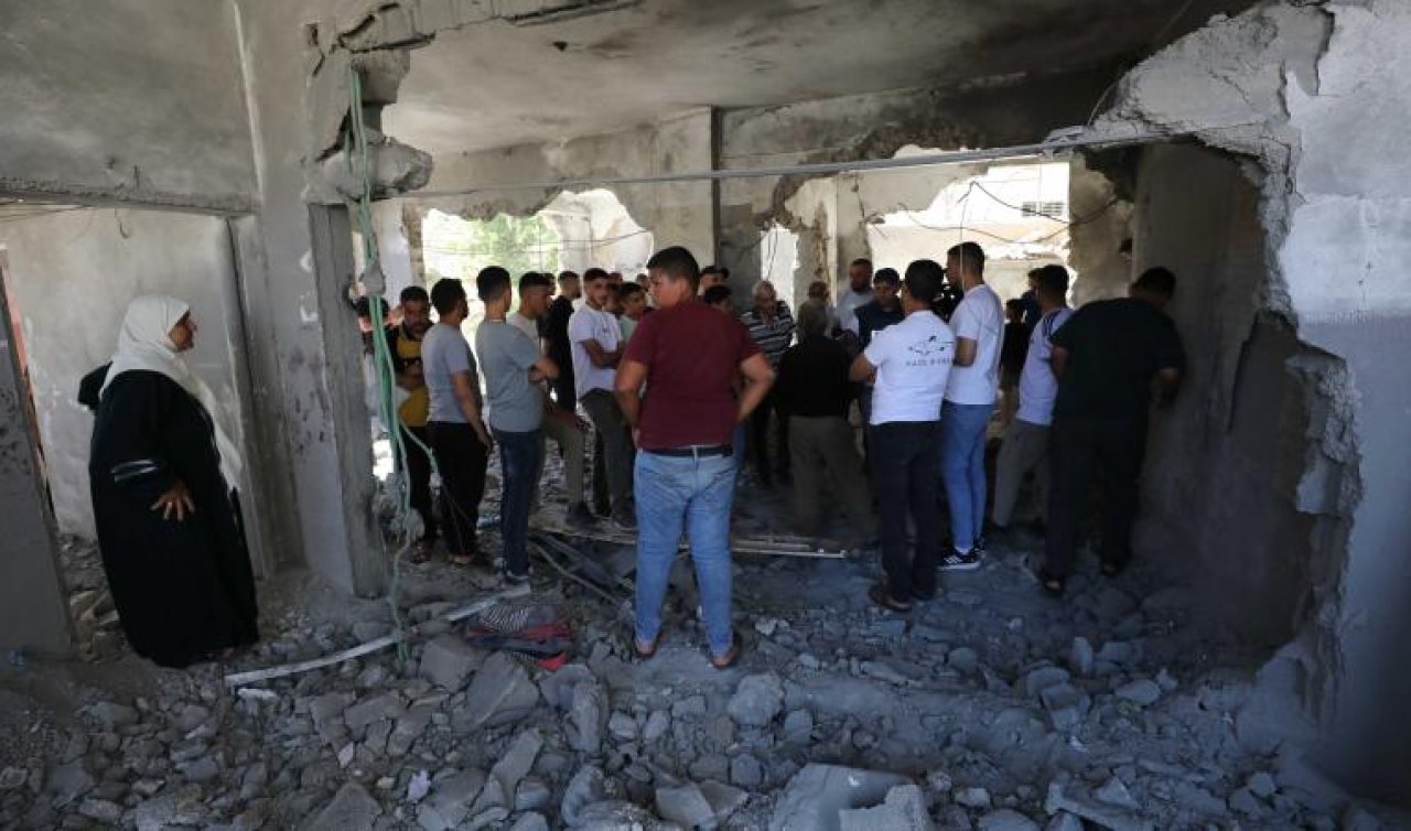 Katil İsrail’in yerinden ettiği Filistinliler Batı Şeria’da evlerine dönmek için gösteri düzenledi