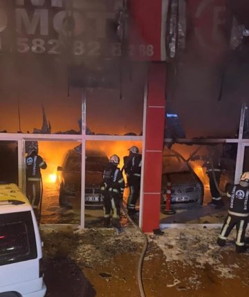 Oto galeride çıkan yangında 5 araç küle döndü