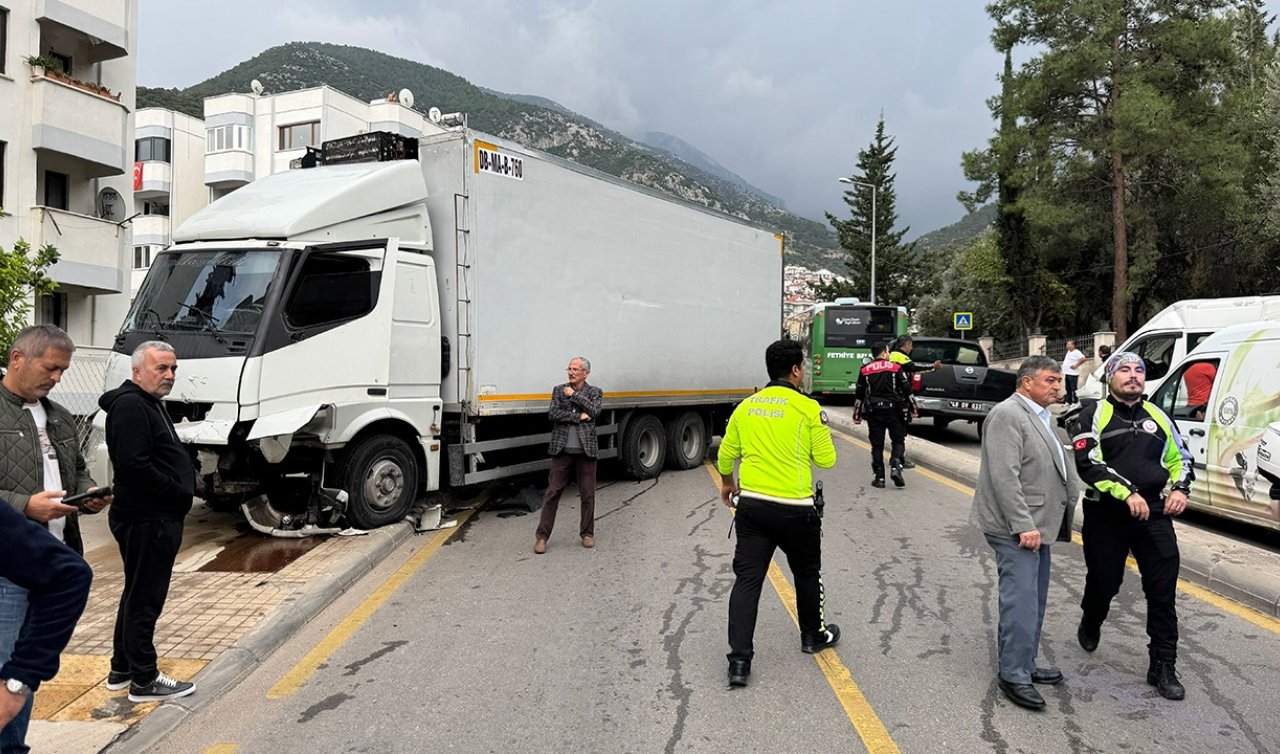 Kamyon ile öğrenci servisi çarpıştı: 1 öğretmen ve 21 öğrenci yaralandı