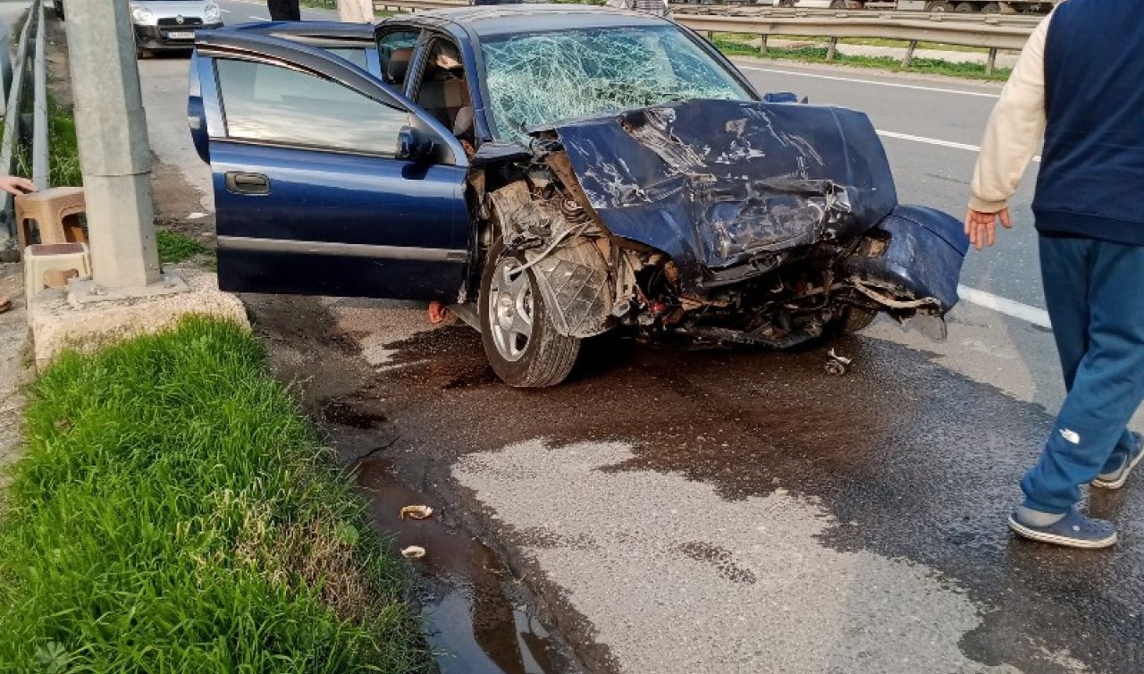 Otomobil güvenlik şeridinde duran tankere çarptı: 3 kişilik aile yaralandı