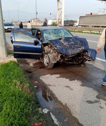 Otomobil güvenlik şeridinde duran tankere çarptı: 3 kişilik aile yaralandı