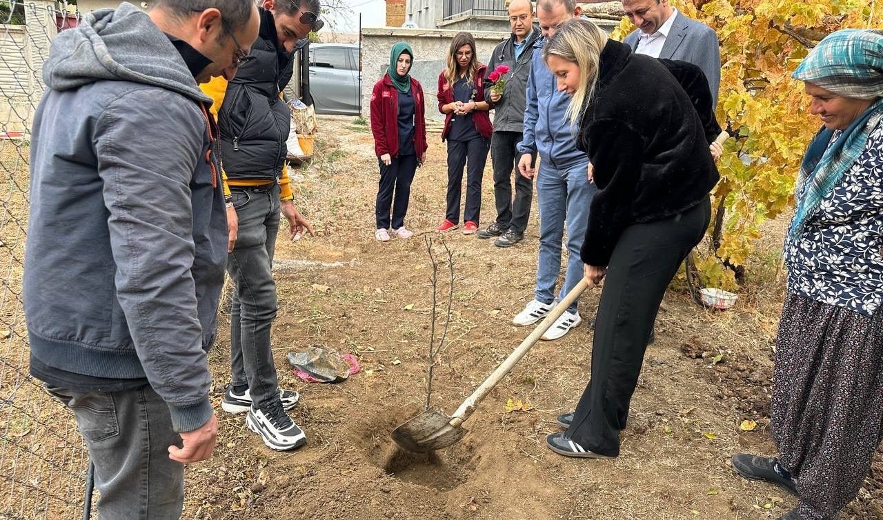 Konya’da evde sağlık hizmetinden yararlanan yaşlı hastalar adına fidan dikildi