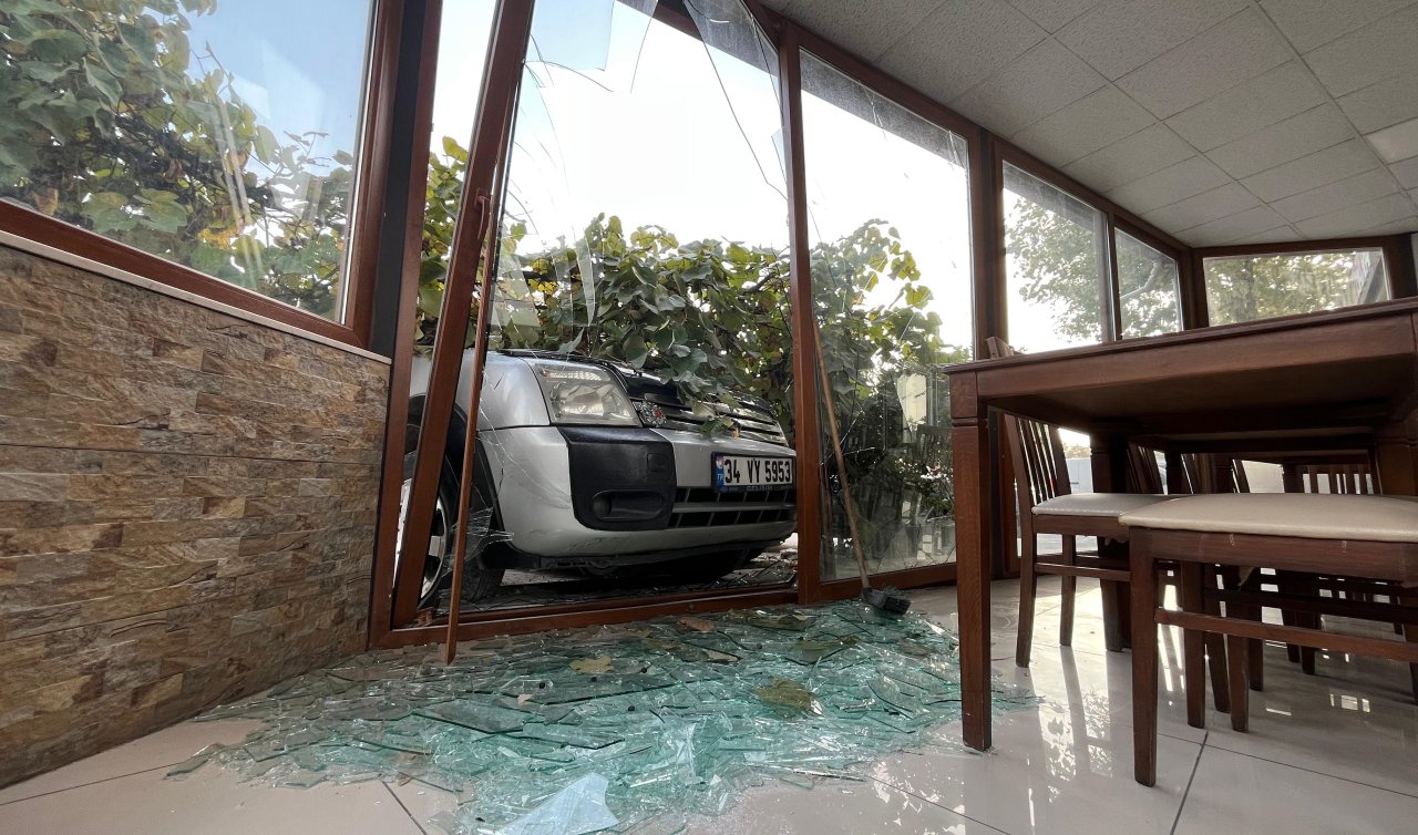 Otomobil park halindeki 2 araç ile yayalara çarptı: 1 ölü 3 yaralı