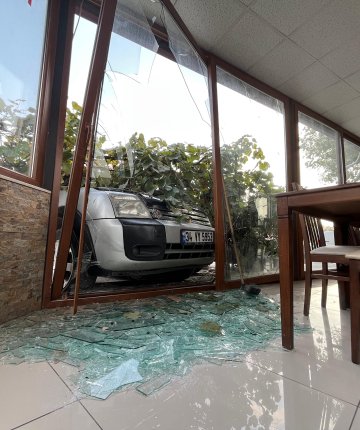 Otomobil park halindeki 2 araç ile yayalara çarptı: 1 ölü 3 yaralı