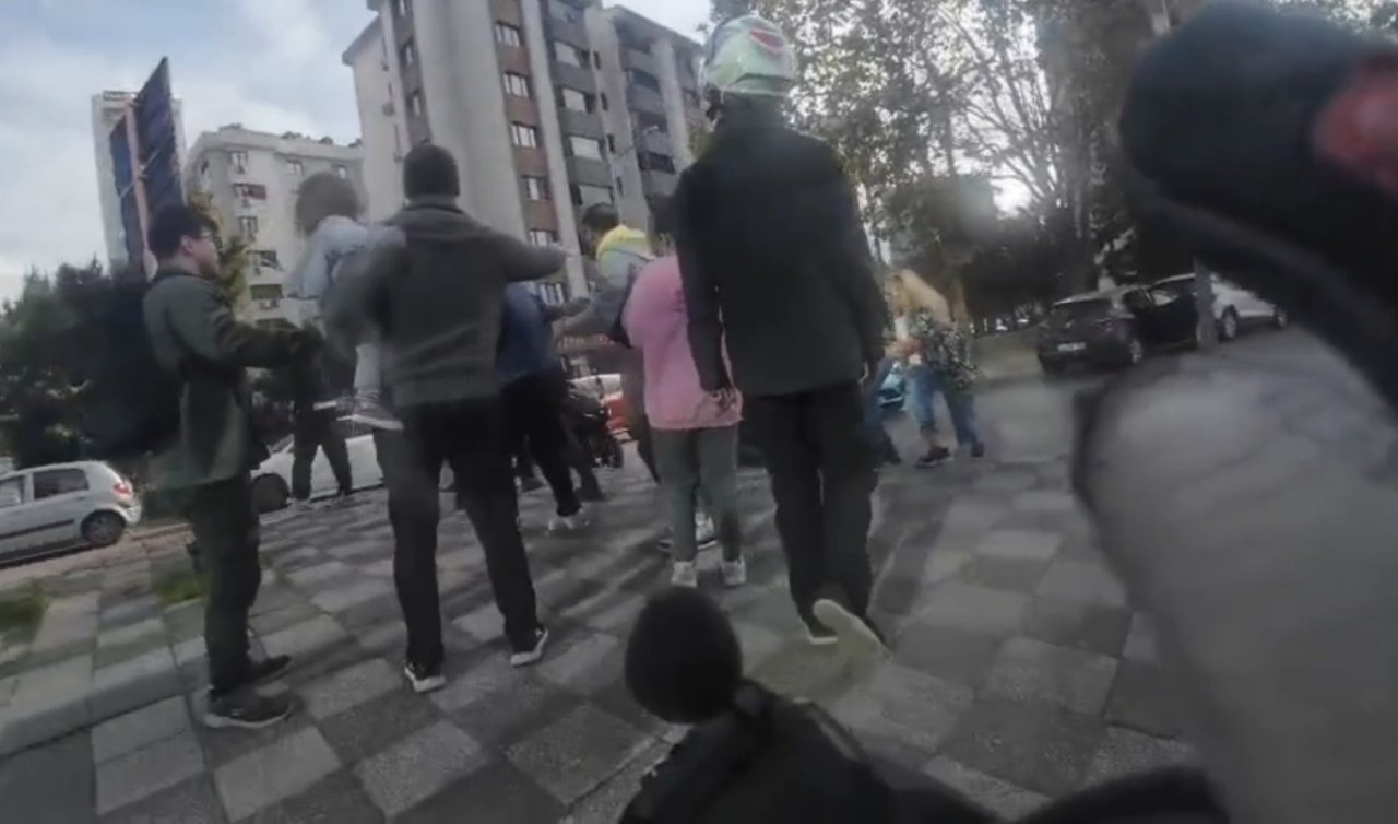 Motorluya nasıl küfür edersin diyerek tekme tokatlı saldırdı!