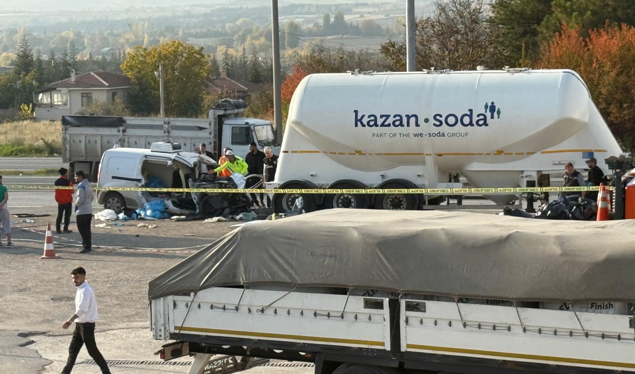 Hafif ticari araç park halindeki tankere çarptı: 1’i bebek 3 ölü