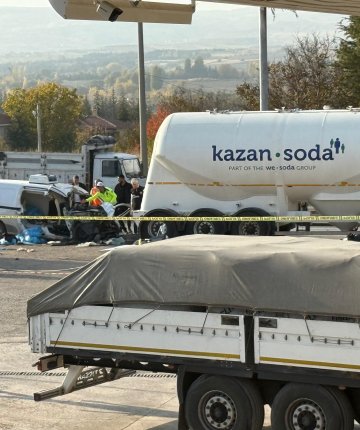 Hafif ticari araç park halindeki tankere çarptı: 1’i bebek 3 ölü