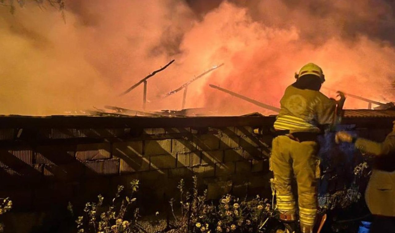Müstakil evde çıkan yangın bitişikteki eve sıçradı! 2 ev küle döndü